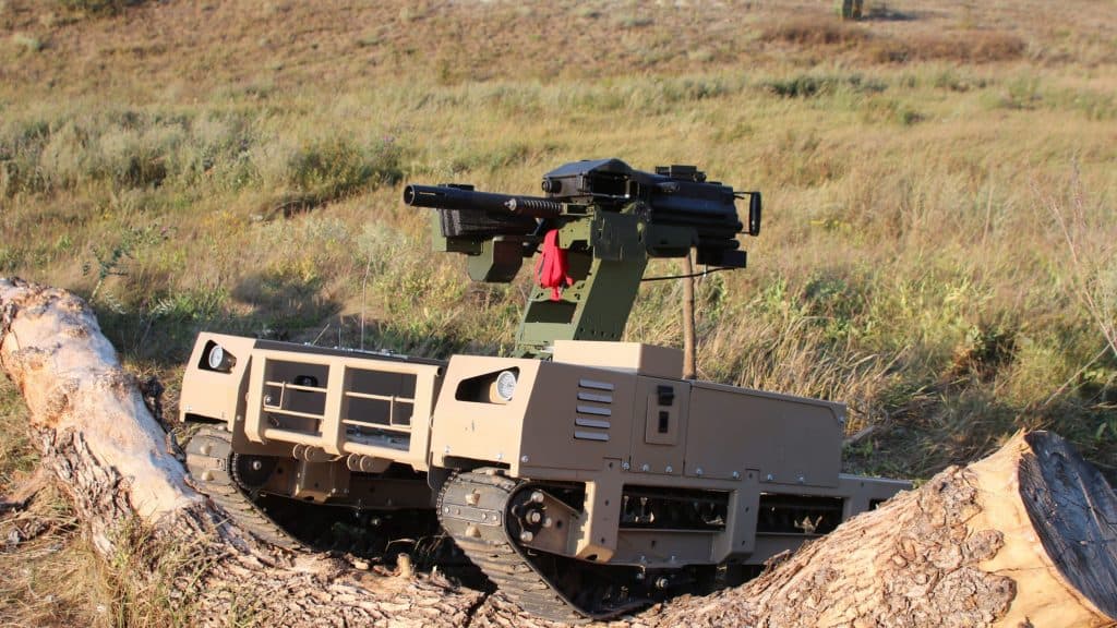 VÍDEO: Drone da Ucrânia lança drone para atacar drone da Rússia Drones fazem parte de uma das frentes da guerra entre Rússia e Ucrânia. E não é de hoje que a Ucrânia usa drones estilo “nave-mãe” para atacar outros drones. A novidade é que um vídeo mostrando um desses drones em ação viralizou nas redes sociais nesta semana. Torreta com lançador de granada colocada em drone que parece mini tanque de guerra