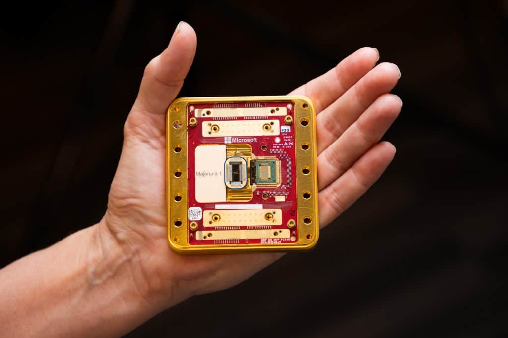 Olhar do Amanhã: Microsoft diz que criou um novo estado da matéria A Microsoft anunciou um marco significativo na área da computação quântica: o chip Majorana 1. Este é o primeiro processador quântico do mundo alimentado por qubits topológicos, construído com um material inovador chamado topocondutor. Majorana 1 é o o novo chip quântico revolucionário da Microsoft