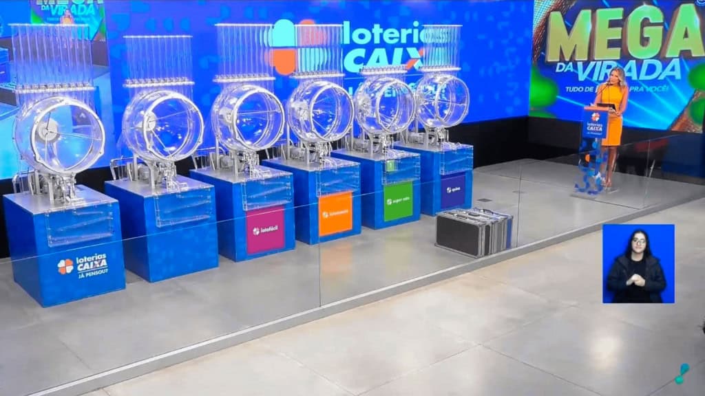 Caixa abre apostas da Mega da Virada com prêmio de R$ 850 milhões As apostas para a Mega da Virada 2025 começam neste sábado (1º), e o concurso especial promete o maior prêmio da história das loterias brasileiras. Segundo a Caixa Econômica Federal, o valor inicial é de R$ 850 milhões, 33% acima do distribuído na edição anterior. Dependendo do volume de apostas, o montante pode ultrapassar R$ 1 bilhão. Foto de um sorteio da Mega da Virada