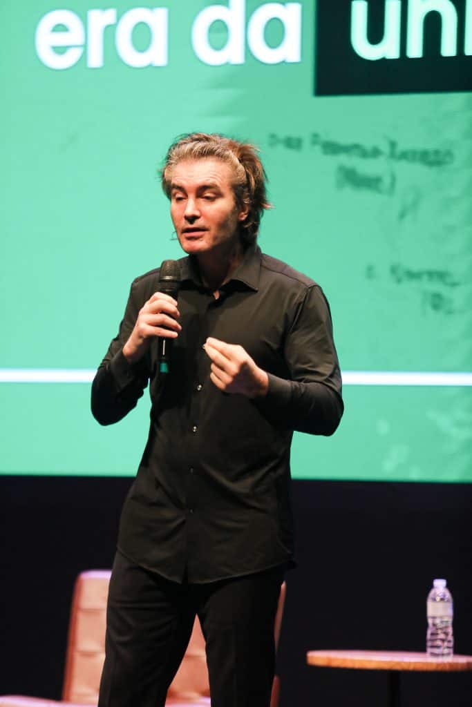 Uma “nova ordem mundial” da tecnologia está chegando, segundo neurocientista Em palestra promovida durante o Spotlight, evento que celebrou os 20 anos do Olhar Digital, o neurocientista, futurista e colunista do Olhar Digital News Alvaro Machado Dias apresentou uma análise profunda sobre o papel das inovações tecnológicas na reconfiguração das relações de poder globais. Alvaro em plano mais fechado, com dois dedos da mão direita levemente levantados