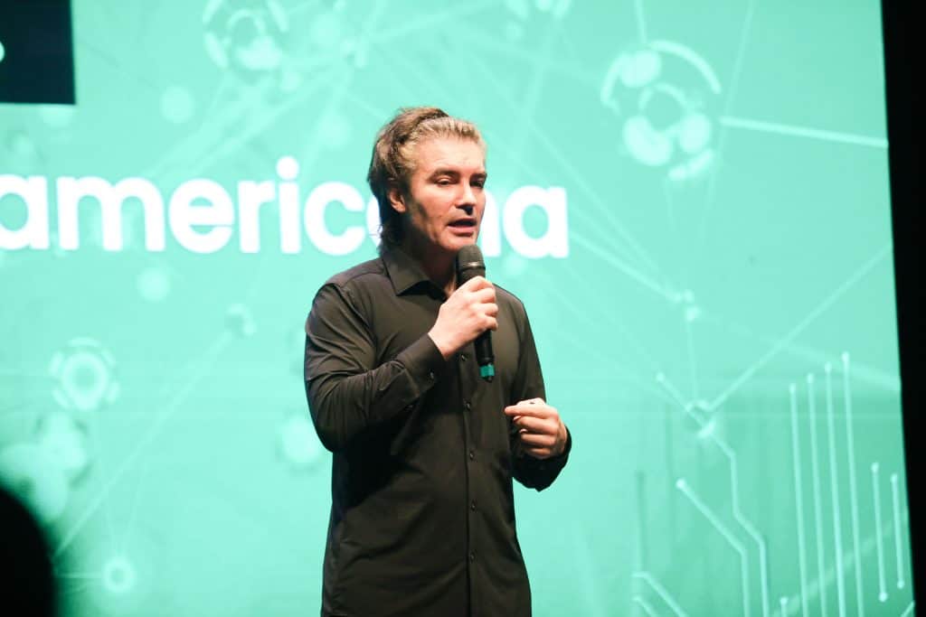 Uma “nova ordem mundial” da tecnologia está chegando, segundo neurocientista Em palestra promovida durante o Spotlight, evento que celebrou os 20 anos do Olhar Digital, o neurocientista, futurista e colunista do Olhar Digital News Alvaro Machado Dias apresentou uma análise profunda sobre o papel das inovações tecnológicas na reconfiguração das relações de poder globais. Alvaro de perfil, com a mão direita levantada e levemente fechada