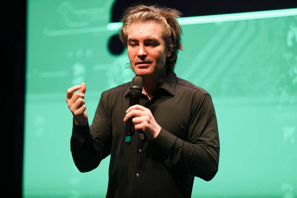 Uma “nova ordem mundial” da tecnologia está chegando, segundo neurocientista Em palestra promovida durante o Spotlight, evento que celebrou os 20 anos do Olhar Digital, o neurocientista, futurista e colunista do Olhar Digital News Alvaro Machado Dias apresentou uma análise profunda sobre o papel das inovações tecnológicas na reconfiguração das relações de poder globais. Alvaro em plano mais fechado, com a mão esquerda segurando o microfone e a direita levemente levantada e com os dedos indicador e polegar levemente levantados