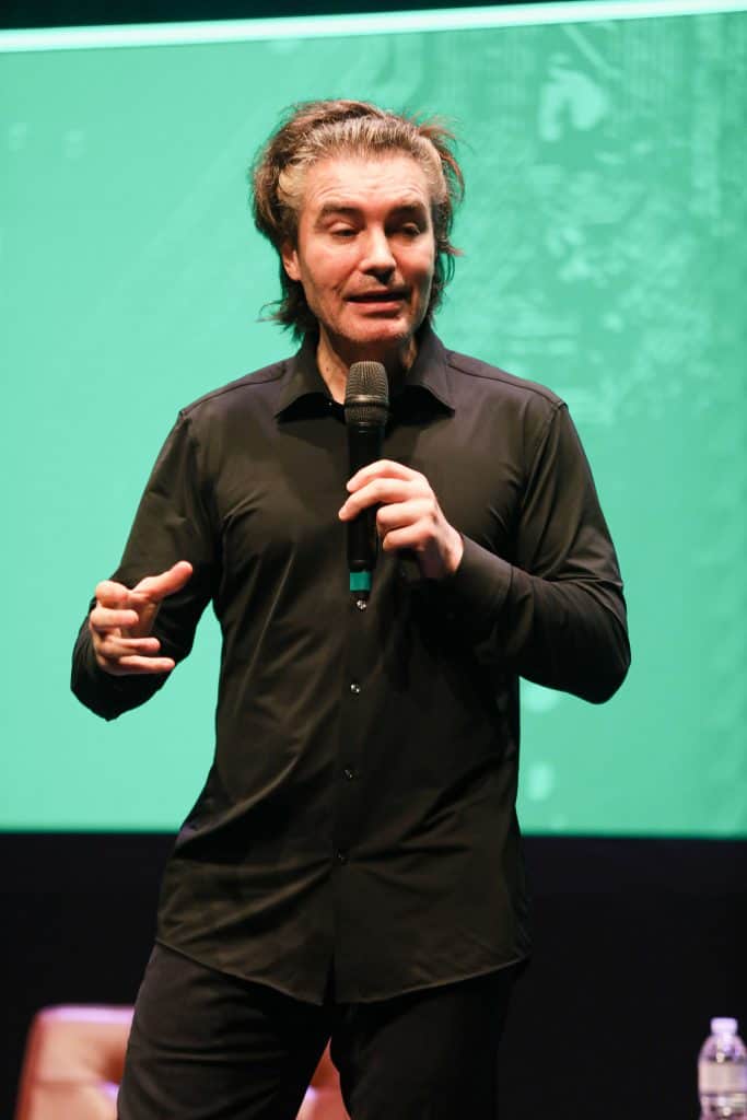 Uma “nova ordem mundial” da tecnologia está chegando, segundo neurocientista Em palestra promovida durante o Spotlight, evento que celebrou os 20 anos do Olhar Digital, o neurocientista, futurista e colunista do Olhar Digital News Alvaro Machado Dias apresentou uma análise profunda sobre o papel das inovações tecnológicas na reconfiguração das relações de poder globais. Alvaro, de corpo inteiro, falando e gesticulando com a mão direita