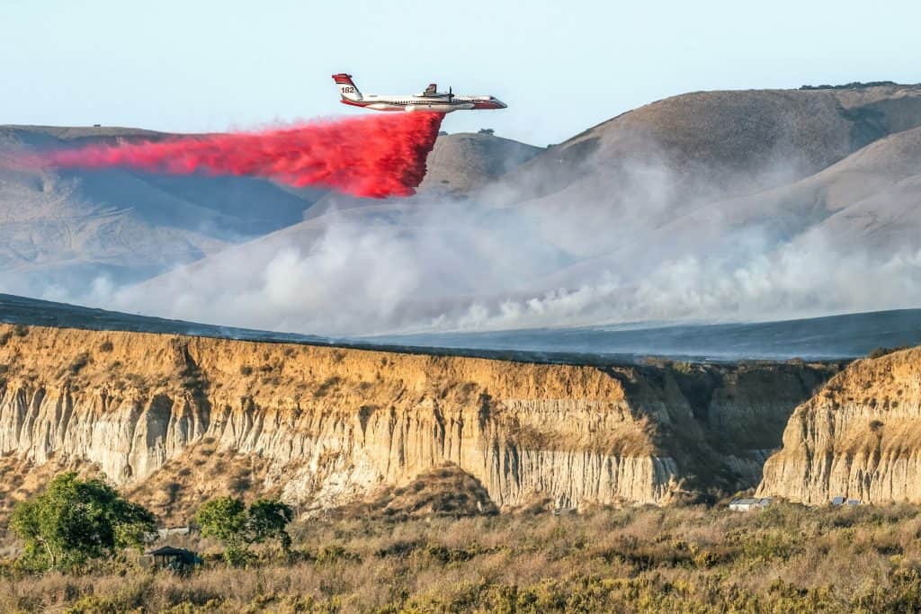 avião dissipando retardante de chamas, p colorido para fogo