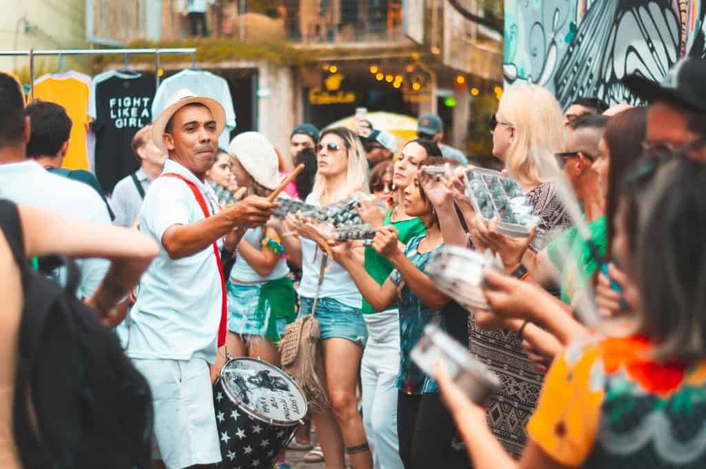 Pessoas em bloco de carnaval de rua, difícil saber se é feriado ou ponto facultativo