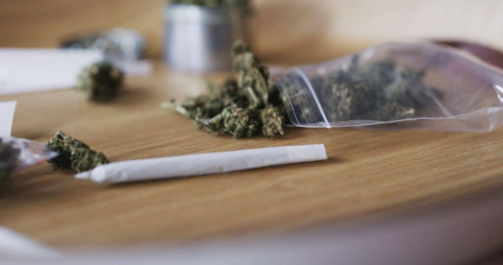 Vício em maconha pode ter motivação genética, diz pesquisa Pesquisadores da Universidade da Califórnia em San Diego (UCSD) e da empresa de testes genéticos 23andMe identificaram regiões do genoma humano associadas ao uso e à frequência do consumo de cannabis — sugerindo que a vulnerabilidade ao vício pode ter base genética. cannabis