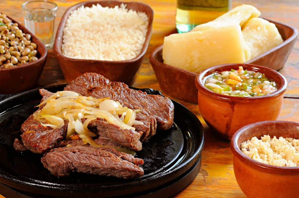 Carnes, arroz e outras comidas