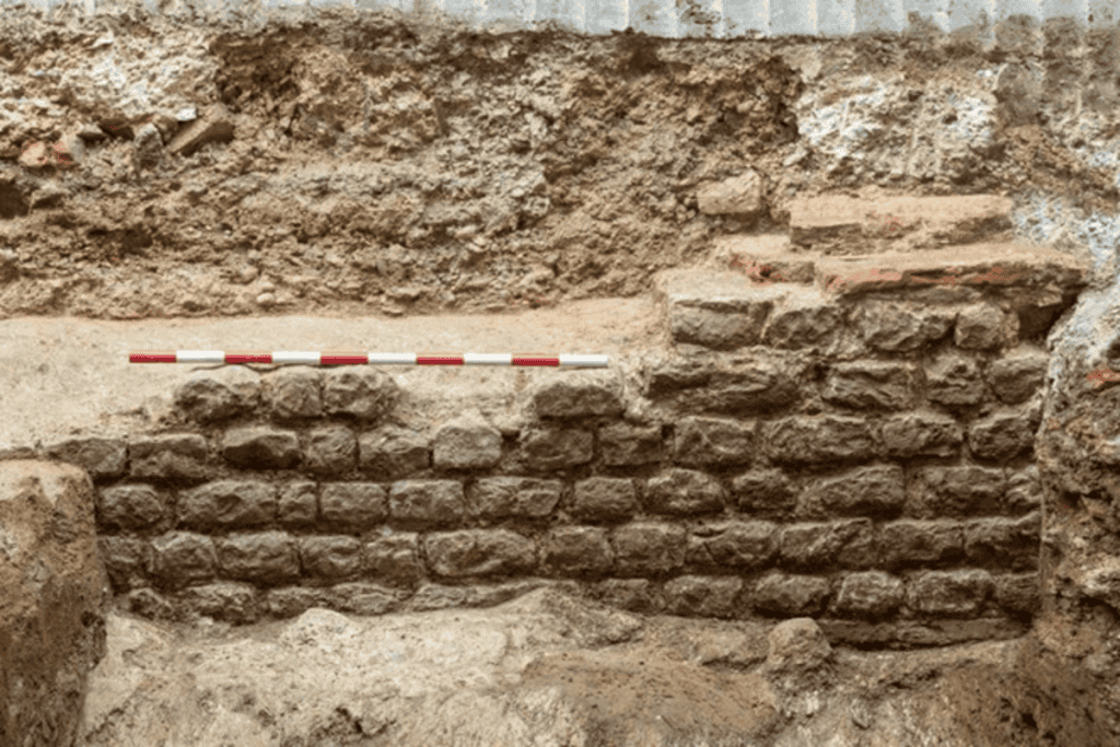 Tribunal da era romana é descoberto em Londres Uma grande estrutura usada para assembleias públicas e audiências judiciais durante a era romana foi desenterrada em Londres. Segundo os arqueólogos responsáveis pela descoberta, esta seria a primeira construção do tipo feita na região. Tribunal da era romana é descoberto em Londres