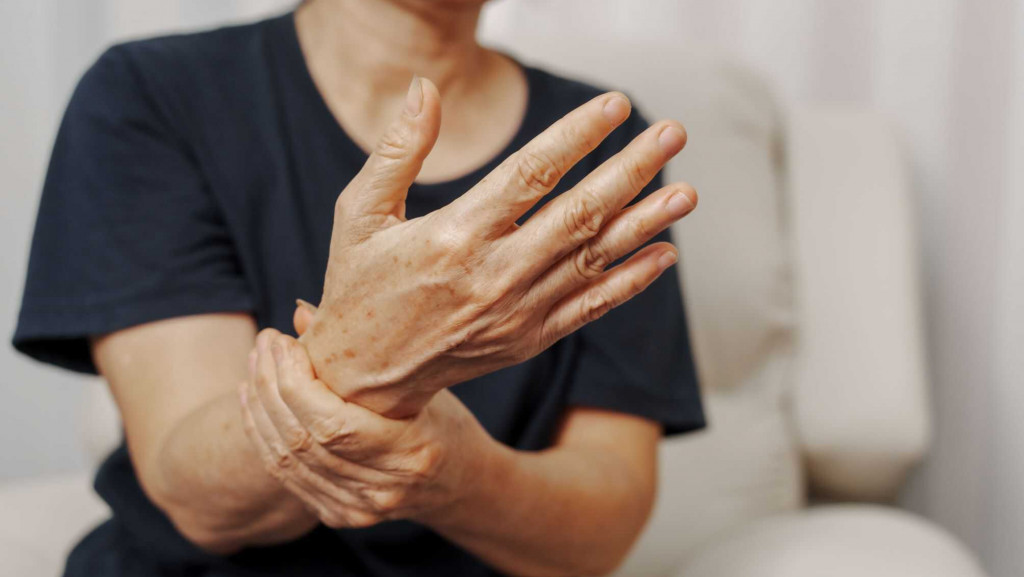 Detalhe na sua caminhada pode antecipar risco de Parkinson, diz estudo A forma como uma pessoa vira o corpo ao andar pode guardar um sinal importante sobre o risco de desenvolver doença de Parkinson no futuro. Um estudo recente identificou que a redução da velocidade durante essas viradas aparece muitos anos antes do diagnóstico clínico da doença, quando os sintomas ainda não são evidentes. doenca de parkinson