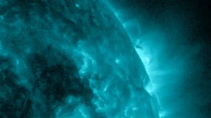 Explosão solar violenta causa apagão de rádio na Terra Uma intensa explosão solar foi registrada no domingo (23), em uma região ativa não voltada para a Terra. O fenômeno, classificado como X2.0 (a categoria mais poderosa dessas explosões), ocorreu às 16h27 (horário de Brasília), de acordo com a plataforma de meteorologia e climatologia espacial Spaceweather.com. Explosão solar violenta causa apagão de rádio na Terra