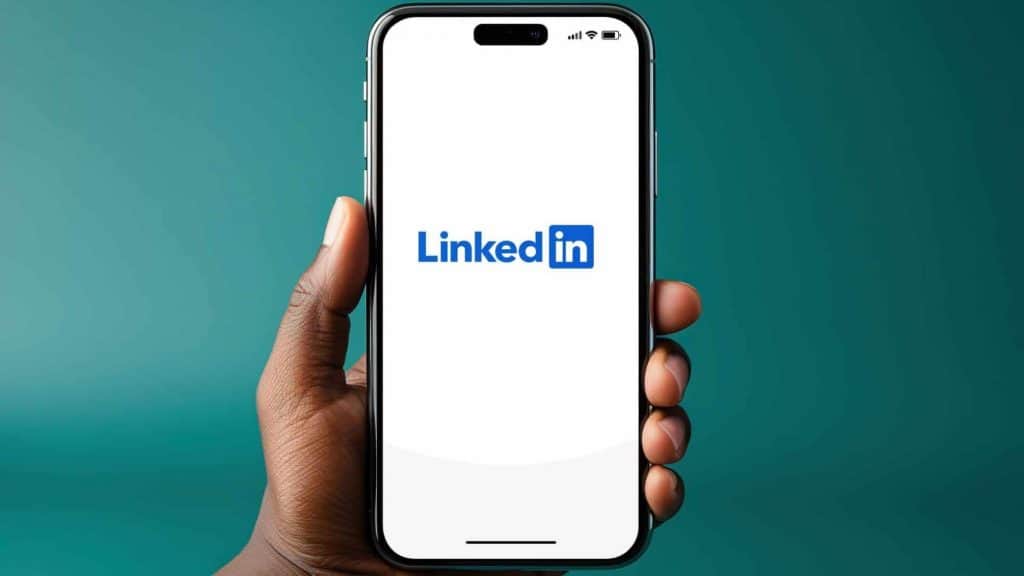 IA no currículo: como deixar as fotos de perfil mais profissionais? No Brasil, não é muito comum incluir uma foto de rosto no currículo, mas algumas empresas ainda solicitam. Então, o que fazer nessa hora? Apelar para uma selfie, investir em um estúdio ou recorrer à inteligência artificial? IA no currículo: como deixar as fotos de perfil mais profissionais?