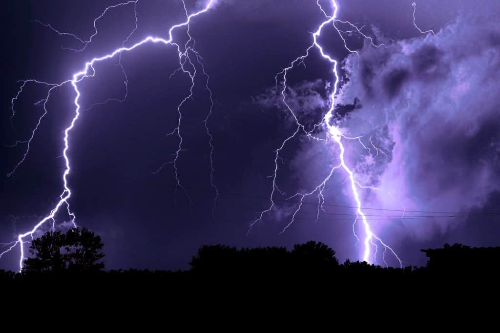 raios intensos no céu roxo
