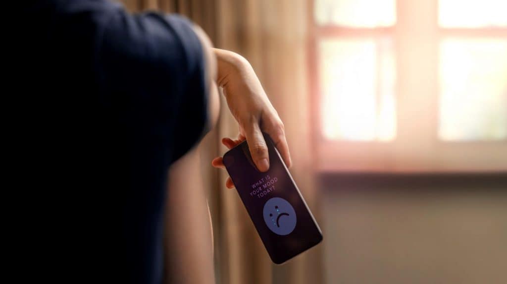 A ilusão da amizade com a inteligência artificial Atenção: a matéria a seguir aborda o tema do suicídio. Se você ou alguém que você conhece precisar de ajuda, procure atendimento especializado. O Centro de Valorização da Vida (CVV) funciona 24 horas por dia, pelo telefone 188. Também é possível conversar por chat ou e-mail. Especialistas alertam que a empatia simulada por IA pode gerar dependência emocional e afastar jovens do convívio real.