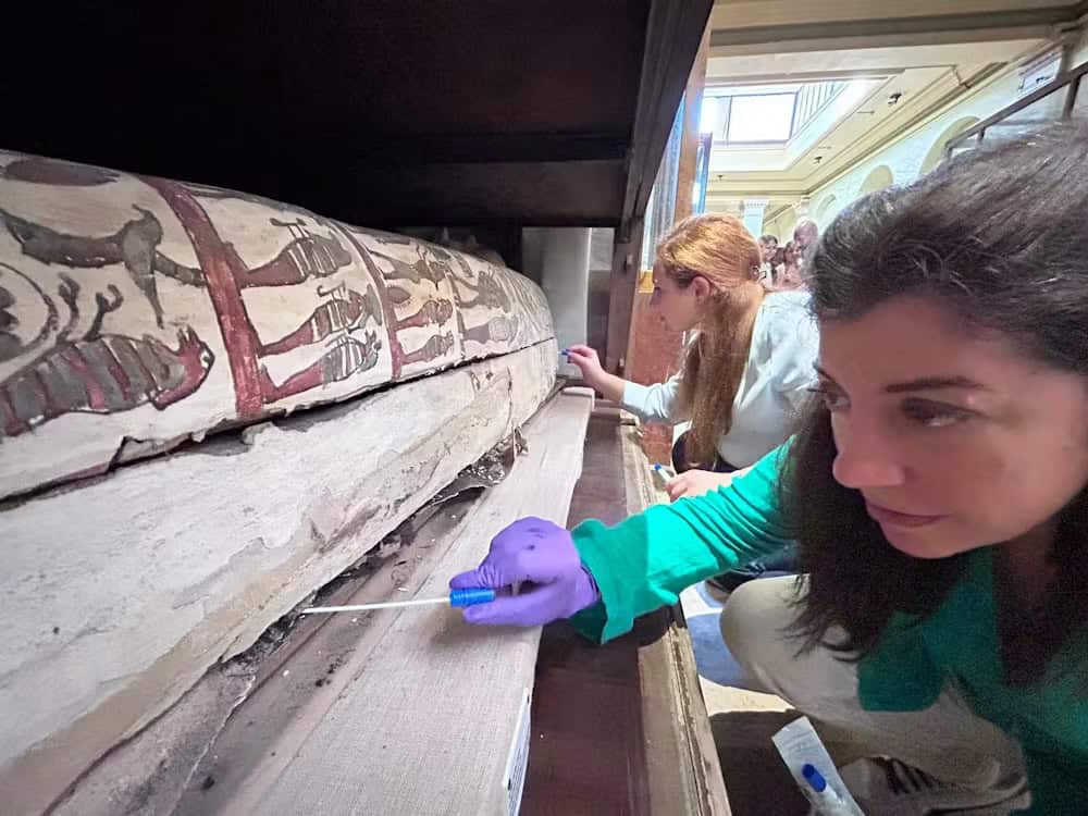 Experimento recria cheiro de múmias do Egito Há anos, a professora Cecilia Bembibre, da University College London (UCL), se dedica à reconstrução de odores históricos como parte do que é chamado de preservação do patrimônio sensorial. Em um artigo publicado no site The Conversation, ela explica como informações valiosas de objetos antigos podem ser obtidas pelo cheiro – inclusive, o das múmias. Experimento recria cheiro de múmias do Egito