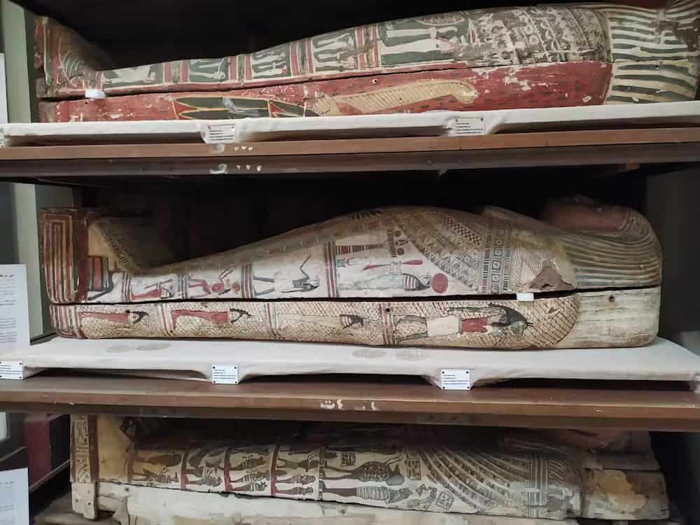 Experimento recria cheiro de múmias do Egito Há anos, a professora Cecilia Bembibre, da University College London (UCL), se dedica à reconstrução de odores históricos como parte do que é chamado de preservação do patrimônio sensorial. Em um artigo publicado no site The Conversation, ela explica como informações valiosas de objetos antigos podem ser obtidas pelo cheiro – inclusive, o das múmias. Experimento recria cheiro de múmias do Egito
