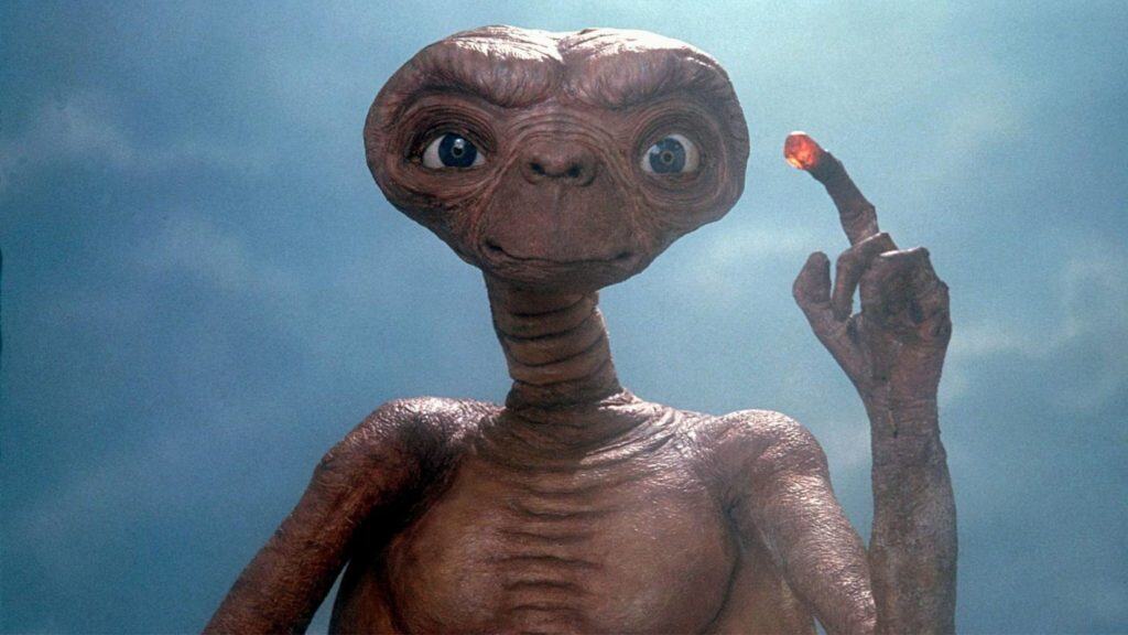 Quais são os alienígenas mais icônicos da cultura pop? Conheça os 10 mais famosos A cultura pop é uma jornada fascinante pelo universo da ficção, repleta de personagens que conquistam nossos corações e se eternizam na memória coletiva. Boneco do E.T em cena do filme O Extraterrestre, de Steven Spielberg