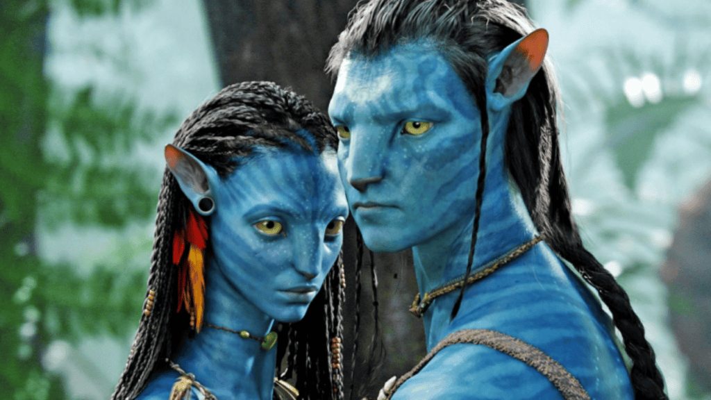 Podemos estar muito perto de encontrar lua habitável de Avatar na vida real Pesquisadores da Universidade do Arizona, nos EUA, publicaram um artigo no periódico científico The Astrophysical Journal Letters sugerindo que luas habitáveis – como Pandora, da franquia Avatar – podem ser detectadas em exoplanetas próximos usando uma técnica chamada astrometria, que mede pequenas oscilações na posição das estrelas. Cena do filme Avatar com dois personagens da espécie Na’vi, de pele azul e olhos amarelos, em um ambiente de floresta exuberante. Eles estão próximos, com expressões sérias e detalhes tribais no rosto e vestimentas.