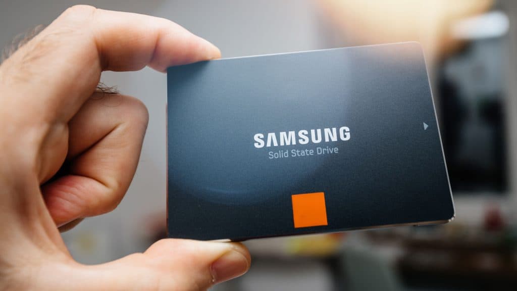 SSD falso? 6 dicas para não comprar hardware falsificado na internet SSD (Solid State Drive), sigla em inglês para unidade em estado sólido, é um acessório que serve para armazenar dados permanentes na memória, ou seja, informações que não são excluídas depois que a energia é desligada, diferente do que acontece com a memória RAM. Uma unidade de um SSD Samsung