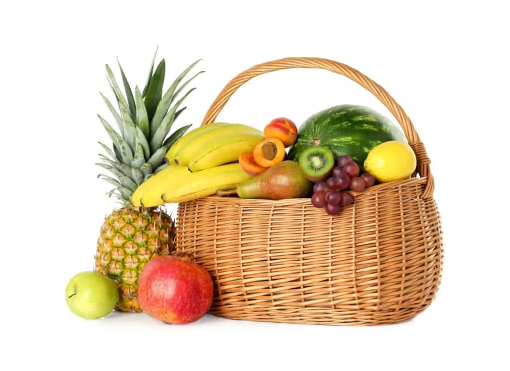 Mantenha suas frutas e hortaliças seguras: lave, use escovinha, prefira produtos da estação e lembre de higienizá-los com uma solução à base de hipoclorito.