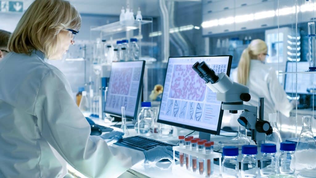 Medicamentos mais rápidos: IA pode encurtar pesquisas e salvar vidas Descobrir novos medicamentos costuma levar anos, com altos custos e uma taxa de fracasso enorme. Mas Demis Hassabis, vencedor do Prêmio Nobel de Química e chefe do Google DeepMind, acredita que esse cenário está prestes a mudar. Medicamentos mais rápidos: IA pode encurtar pesquisas e salvar vidas