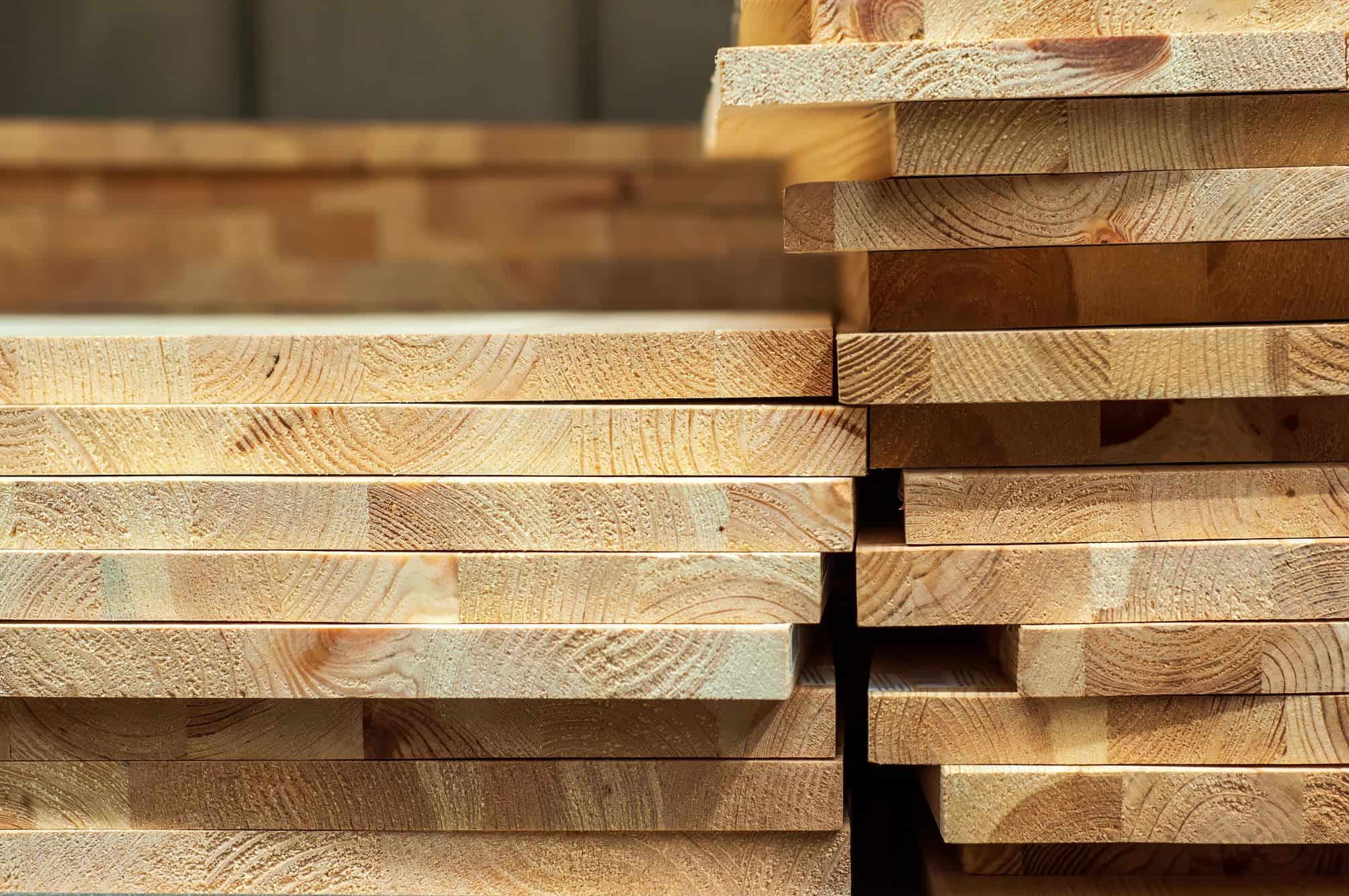 Revolução na construção: cientistas criam madeira superforte que pode substituir o aço