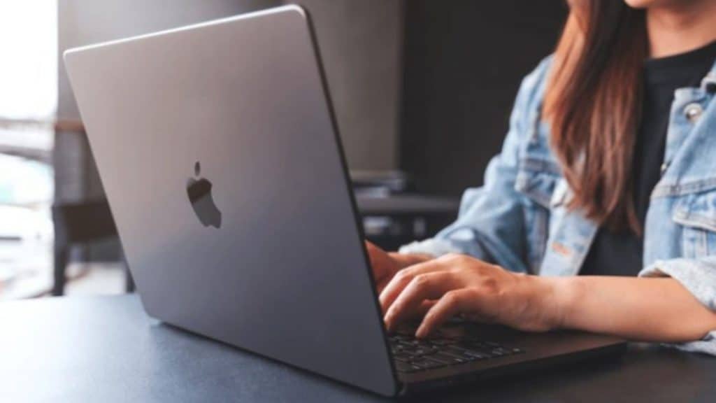 Apple rompe tradição e prepara primeiro MacBook com tela sensível ao toque A Apple está finalmente se preparando para lançar uma versão com tela sensível ao toque do MacBook Pro, revertendo uma postura histórica que remonta ao próprio Steve Jobs. mulher em uma mesa usando macbook
