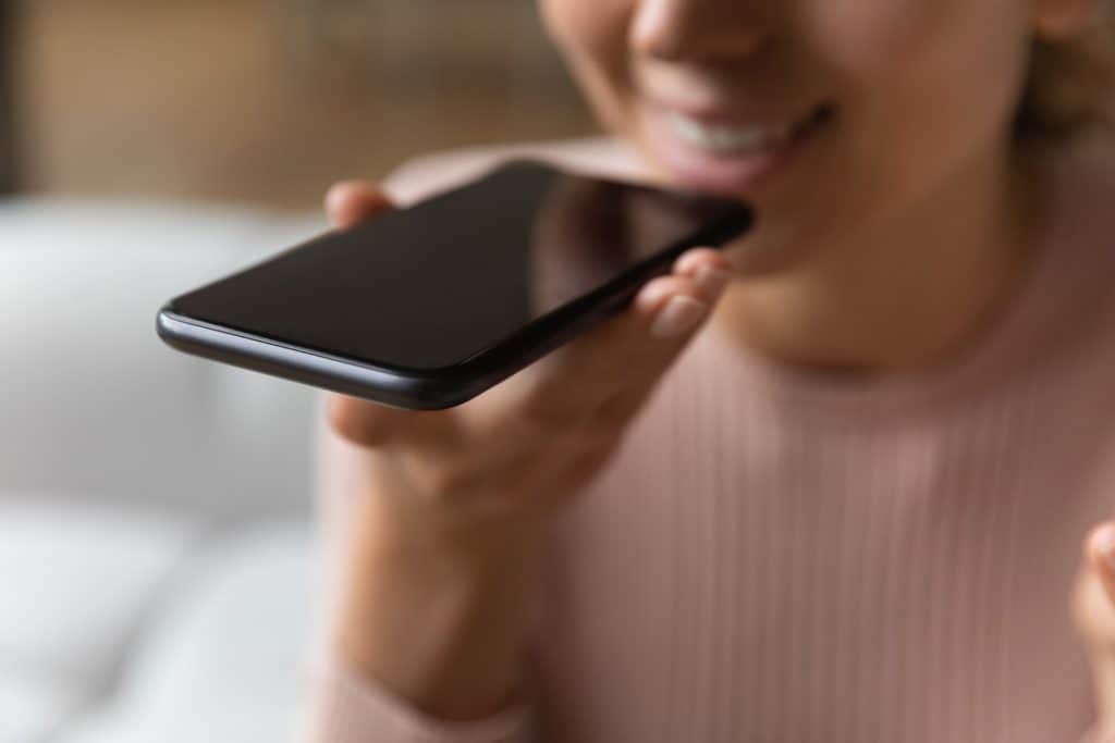Espionagem? Chefe do Instagram nega uso de microfone para anúncios O tema da espionagem digital voltou ao debate após Adam Mosseri, chefe do Instagram, publicar um vídeo afirmando que a Meta não utiliza o microfone dos celulares para ouvir conversas e direcionar anúncios. Pessoa falando no celular