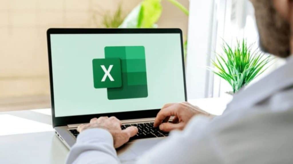 De simples planilha a ferramenta de dados: Excel completa 40 anos O Excel celebra nesta terça-feira (30) quatro décadas de existência. Lançado originalmente em 1985 para o Macintosh, o software rapidamente se consolidou como um dos pilares da produtividade digital. Dois anos depois, chegou ao Windows e se transformou em uma das ferramentas mais influentes da história da computação, redefinindo a forma como empresas e profissionais lidam com números, relatórios e projeções financeiras. homem trabalhando no computador com excel aberto