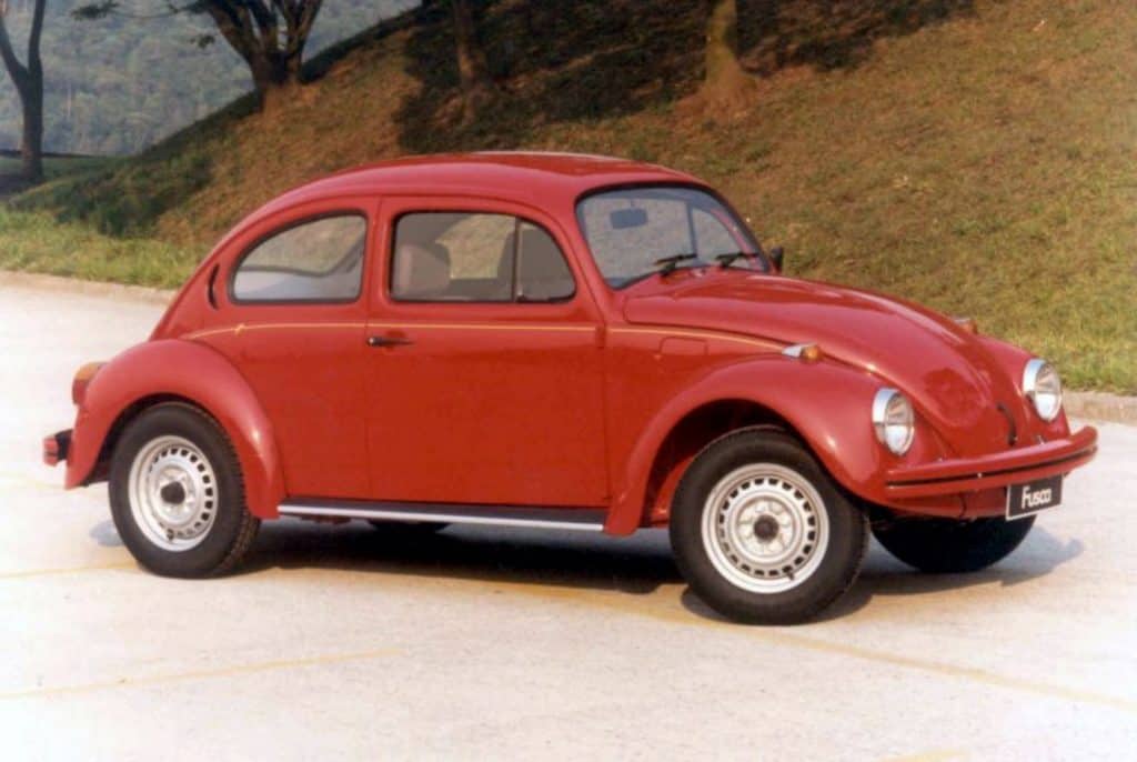 Como os nomes dos carros são definidos pelas montadoras Quando um carro é lançado, uma das primeiras coisas que são apresentadas ao consumidor é o nome. E a escolha vai muito além de uma palavra bonita ou fácil de pronunciar, pois ela precisa ter significado, gerar impacto e criar uma identidade capaz de acompanhar o veículo por anos. As grandes marcas sabem disso e, assim, investem tempo e dinheiro em estudos que envolvem especialistas de diferentes áreas. Fusca 1985