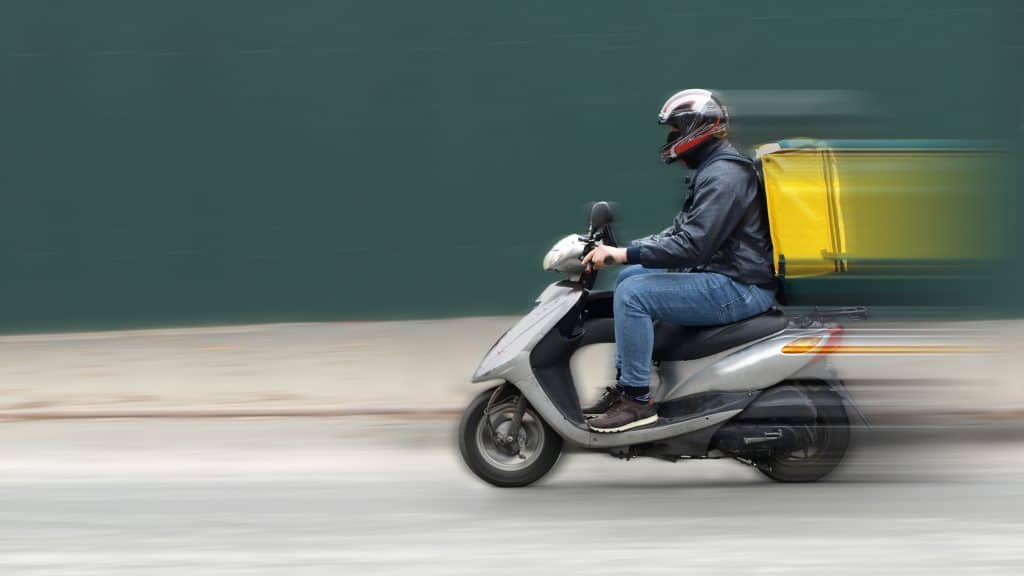 Seu hambúrguer chega voando? Drones prometem revolucionar delivery O delivery de comida, antes restrito aos grandes centros urbanos, está prestes a alcançar quem mora em lugares mais afastados. Uma startup norueguesa, a Aviant, está na vanguarda dessa revolução, usando drones para levar refeições fresquinhas a ilhas e regiões que antes não tinham acesso a esse serviço. motoboy, app entrega, delivery