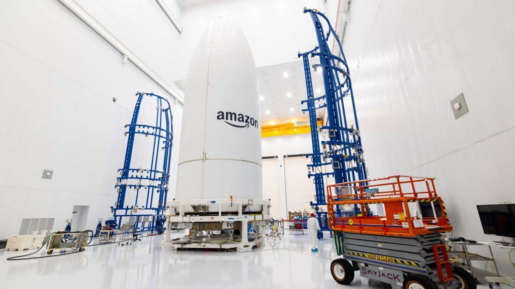 Amazon consegue primeira vitória sobre a Starlink A Amazon anunciou resultados promissores de sua iniciativa de internet via satélite, o Project Kuiper, alcançando velocidades recordes de 1.289 Mbps em testes internos. O desempenho coloca a empresa à frente da Starlink, serviço da SpaceX liderado por Elon Musk, na corrida pela oferta de banda larga de alta velocidade a partir da órbita terrestre baixa (LEO, na sigla em inglês). Carga de satlites Kuiper da Amazon