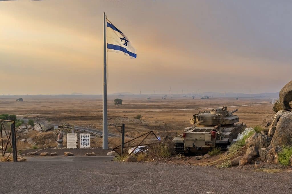 Israel quer usar IA para ampliar suas capacidades militares Apesar da pressão da comunidade internacional para que Israel suspenda as operações militares na Faixa de Gaza, o governo do país busca ampliar as suas capacidades militares. Para isso, o primeiro-ministro Benjamin Netanyahu pode aumentar os investimentos em inteligência artificial. Bandeira de Israel hasteada na região de Gaza
