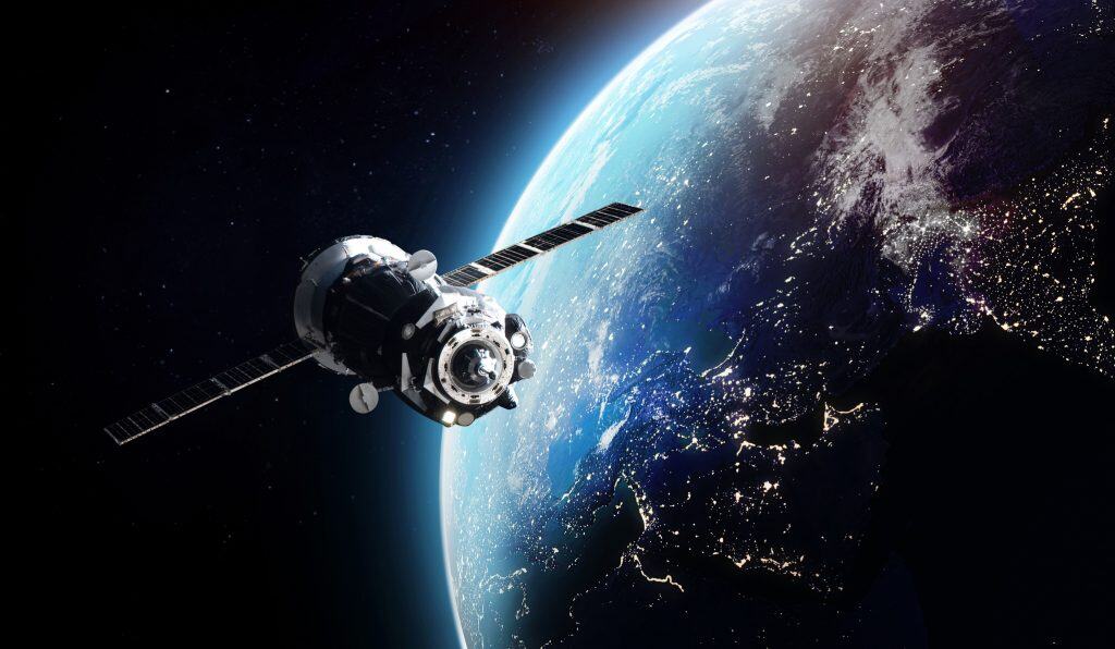 Satélites da Starlink caem todos os dias – e isso deve piorar; entenda Nos últimos dias, moradores da Califórnia, nos Estados Unidos, relataram ter visto o que pareciam ser meteoritos caindo do céu. O caso não geraria grande repercussão, uma vez que este é um fenômeno totalmente natural. Satélites da Starlink caem todos os dias – e isso deve piorar; entenda