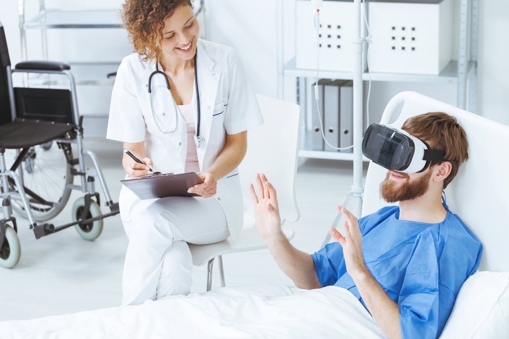 Homem sendo cuidado por óculos VR.