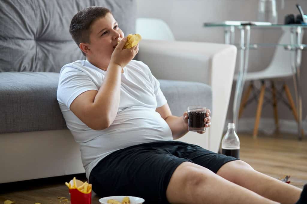 Obesidade infantil ultrapassa desnutrição no mundo, diz Unicef Uma em cada cinco crianças e adolescentes no mundo está acima do peso – são 391 milhões de jovens. Desses, 188 milhões têm obesidade, que pela primeira vez na história superou a desnutrição como a principal forma de má nutrição infantil, segundo relatório do Unicef. adolescente obesidade