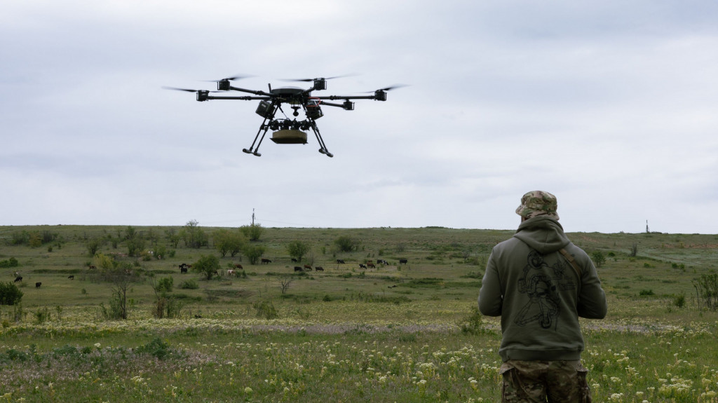 Ameaça invisível: drones misteriosos colocam Europa em alerta O aeroporto de Munique, um dos mais movimentados da Alemanha, foi fechado temporariamente após avistamentos de drones entre a noite de quinta-feira (02) e a madrugada desta sexta-feira (03). A paralisação forçou o cancelamento e o desvio de dezenas de voos. Milhares de passageiros não conseguiram embarcar. Drone militar voa no céu e um soldado está por perto e o controla