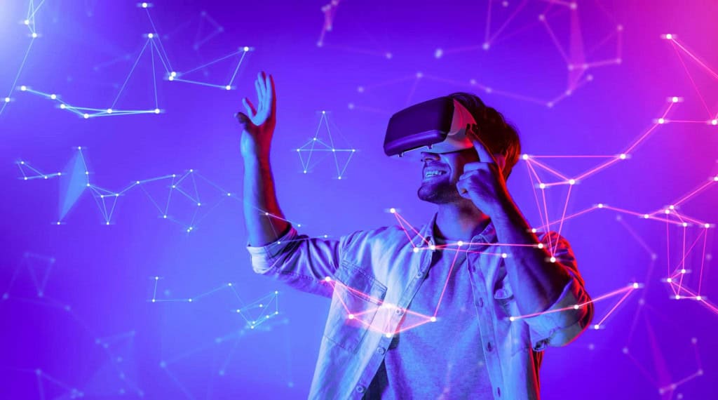 Onde foi parar o metaverso? Agora, Meta quer levá-lo para todos dispositivos O metaverso já foi o foco da Meta, mas acabou ficando em segundo (ou até terceiro) plano ao longo do tempo. A mais nova empreitada da big tech é sua nova linha de óculos inteligentes, que deixaram os óculos de realidade virtual Meta Quest para trás. Onde foi parar o metaverso? Agora, Meta quer levá-lo para todos dispositivos