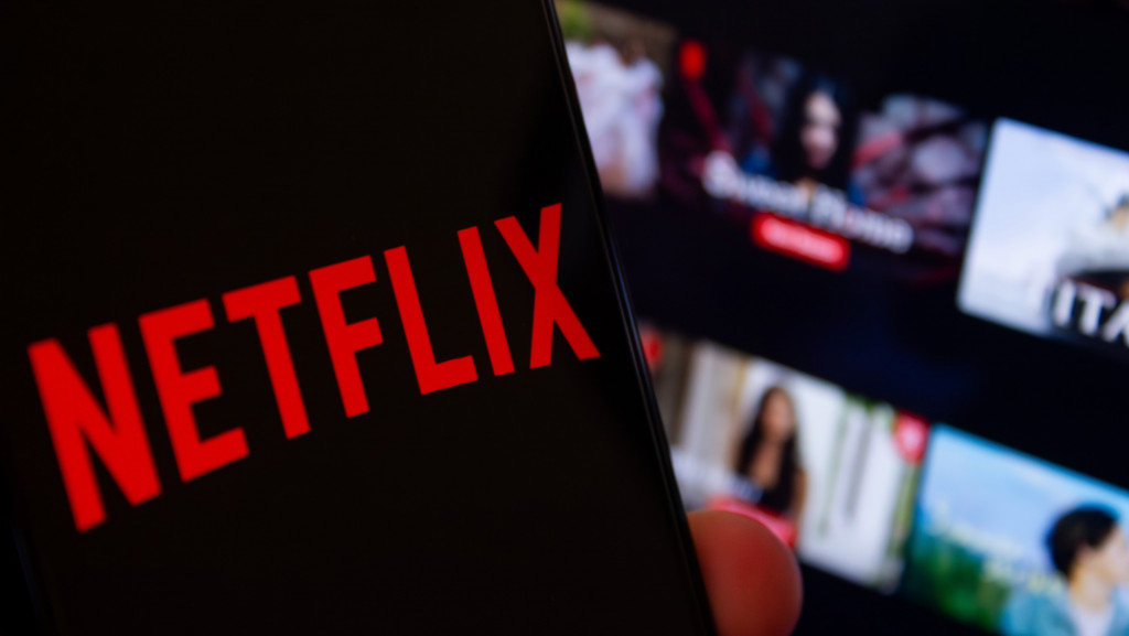 A nova guerra da Netflix: roubar público do YouTube com videocasts A Netflix quer colocar podcasts em vídeo dentro do próprio catálogo, abraçando de vez um formato que antes evitava. A ideia é disputar a atenção de quem assiste conteúdo casual no YouTube e no TikTok, onde a audiência jovem gasta horas em conversas, análises e entrevistas em ritmo de “programa de TV de bolso”. Logo da Netflix na tela de um smartphone