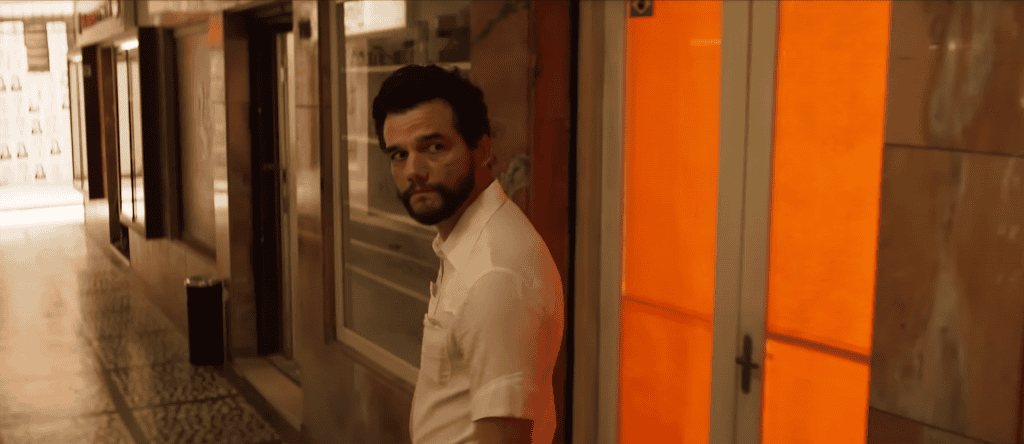“O Agente Secreto” vai representar o Brasil no Oscar 2026 O Agente Secreto, do diretor Kleber Mendonça Filho, foi o escolhido para representar o Brasil na categoria de Melhor Filme Internacional no Oscar 2026. A decisão foi divulgada pela Academia Brasileira de Cinema nesta segunda-feira (15). Wagner Moura de perfil e olhando para trás