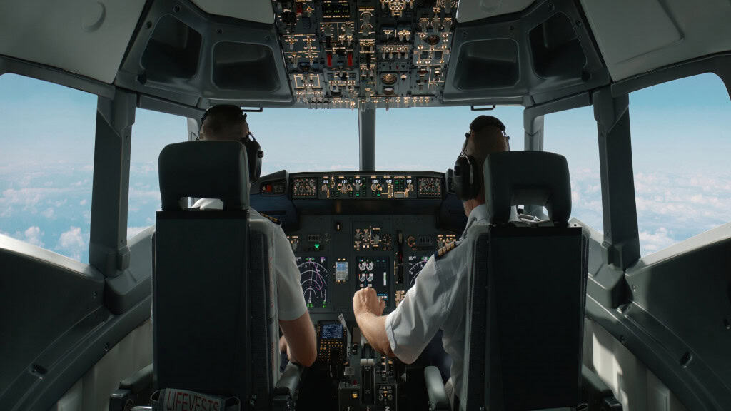 Como e por que a radiação solar afeta os sistemas de uma aeronave? Recentemente, a fabricante europeia Airbus anunciou o recall mundial de diversos modelos de aeronaves comerciais após constatar defeitos de software causados pela radiação solar. Mas você já se perguntou como e por que a radiação do Sol afeta o sistema de um avião? Pilotos de aeronaves comerciais ajustando os parâmetros de voo da aeronave durante o voo em alta altitude. Vista de dentro da cabine