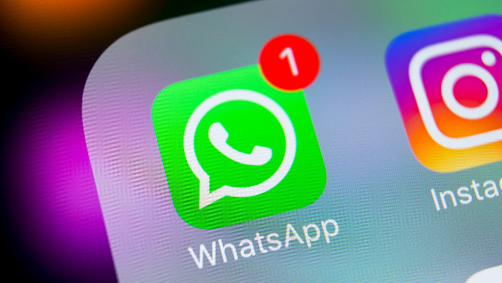 Hackers aproveitam brecha no WhatsApp para espionar vítimas Uma campanha de espionagem aproveitou uma brecha no WhatsApp para iPhone e Mac e atingiu cerca de 200 pessoas ao redor do mundo. Elas receberam alertas com instruções para restaurar seus aparelhos e manter o aplicativo atualizado. Logo do WhatsAPP