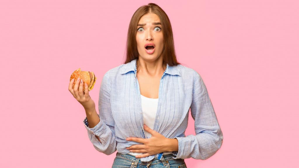 O ácido do estômago derrete ferro ou plástico? Veja o que diz a ciência O estômago é o carro-chefe no processo de digestão. Ele é o responsável por desmembrar em pequenos pedaços todos os alimentos ingeridos, facilitando o trabalho posterior que será realizado pelo intestino. Mas será que o ácido do estômago é capaz de derreter outras substâncias como ferro ou plástico? Dor de estômago. Garota segurando hambúrguer e tocando o estômago se sentindo mal depois de comer junk food em um fundo de estúdio amarelo