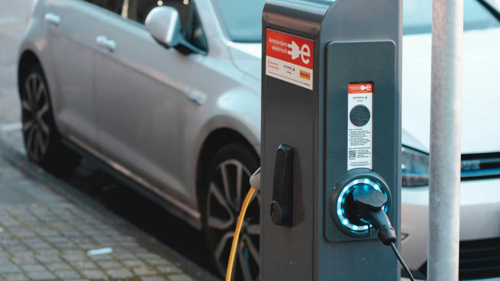 Mais de 12 milhões de carros elétricos já foram vendidos no mundo em 2025 As vendas globais de veículos elétricos (EVs), considerando 100% elétricos e híbridos plug-in, somaram 12,5 milhões de unidades entre janeiro e agosto de 2025, um aumento de 25% em relação ao mesmo período de 2024, segundo a consultoria Rho Motion. carro elétrico sendo carregado em eletroposto