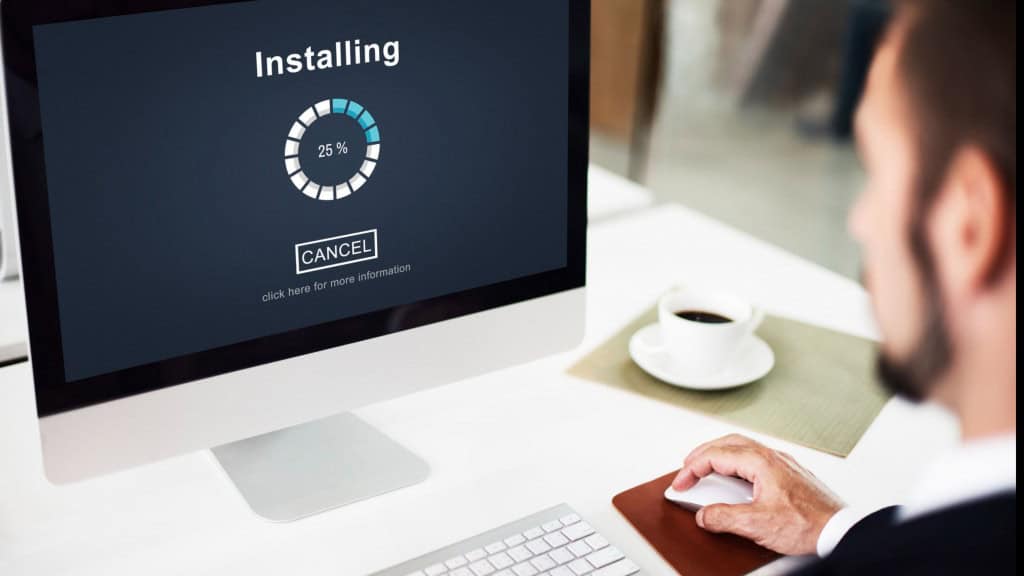 Você comete esses erros? 10 dicas de segurança para jogar online sem riscos Jogar online se tornou parte da rotina de milhões de pessoas no mundo inteiro. No entanto, assim como qualquer outra atividade na internet, jogar online também traz riscos. Roubo de contas, vazamento de dados, golpes e até sequestro de informações são ameaças reais para quem não adota práticas básicas de segurança digital. Homem diante da tela do que parece ser um Mac instala novo programa ou drive