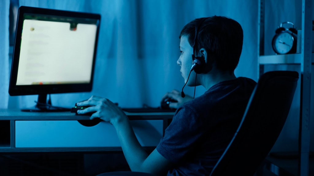Você comete esses erros? 10 dicas de segurança para jogar online sem riscos Jogar online se tornou parte da rotina de milhões de pessoas no mundo inteiro. No entanto, assim como qualquer outra atividade na internet, jogar online também traz riscos. Roubo de contas, vazamento de dados, golpes e até sequestro de informações são ameaças reais para quem não adota práticas básicas de segurança digital. Garoto com headphone parece navegar na internet