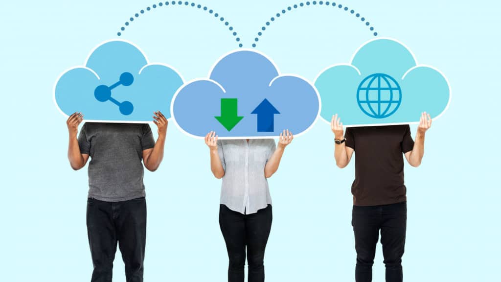 Você comete esses erros? 10 dicas de segurança para jogar online sem riscos Jogar online se tornou parte da rotina de milhões de pessoas no mundo inteiro. No entanto, assim como qualquer outra atividade na internet, jogar online também traz riscos. Roubo de contas, vazamento de dados, golpes e até sequestro de informações são ameaças reais para quem não adota práticas básicas de segurança digital. arte alusiva a compartilhamento de dados ou contas