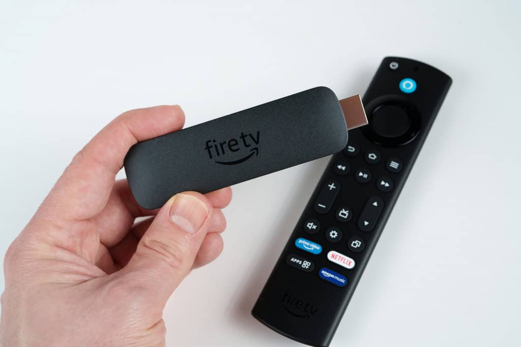 Amazon Appstore: como baixar aplicativos no Fire TV Stick A Amazon AppStore é a loja oficial de aplicativos e jogos da Amazon, especialmente pensada para dispositivos da marca, como Fire TV Stick. Embora tenha sido descontinuada em smartphones Android de terceiros, ela continua sendo o principal hub de apps para quem utiliza os produtos da empresa. Amazon Fire TV Stick na mão de uma pessoa; mais abaixo, em uma mesa branca, o controle do aparelho
