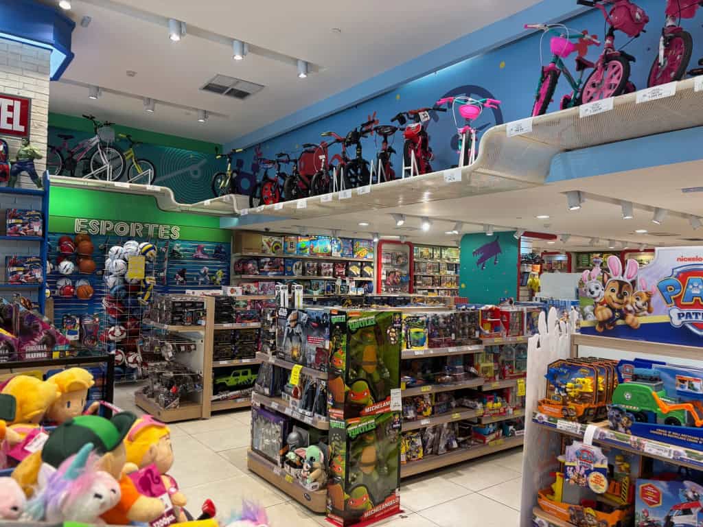 Brinquedos vendidos no Brasil têm níveis alarmantes de substâncias tóxicas O tempo em que os pais apenas temiam que seus filhos engasgassem com pequenas peças de brinquedos ficou para trás. Agora, o risco é outro: contaminação química. Brinquedos vendidos no Brasil têm níveis alarmantes de substâncias tóxicas
