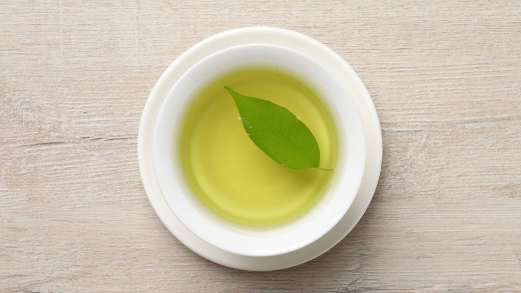 Chá verde acelera metabolismo e pode combater obesidade, revela estudo O chá verde é conhecido por seus diversos benefícios à saúde. Ele tem ação antioxidante e anti-inflamatória, com o seu consumo sendo associado à prevenção do envelhecimento precoce e de algumas doenças. Chá verde acelera metabolismo e pode combater obesidade, revela estudo