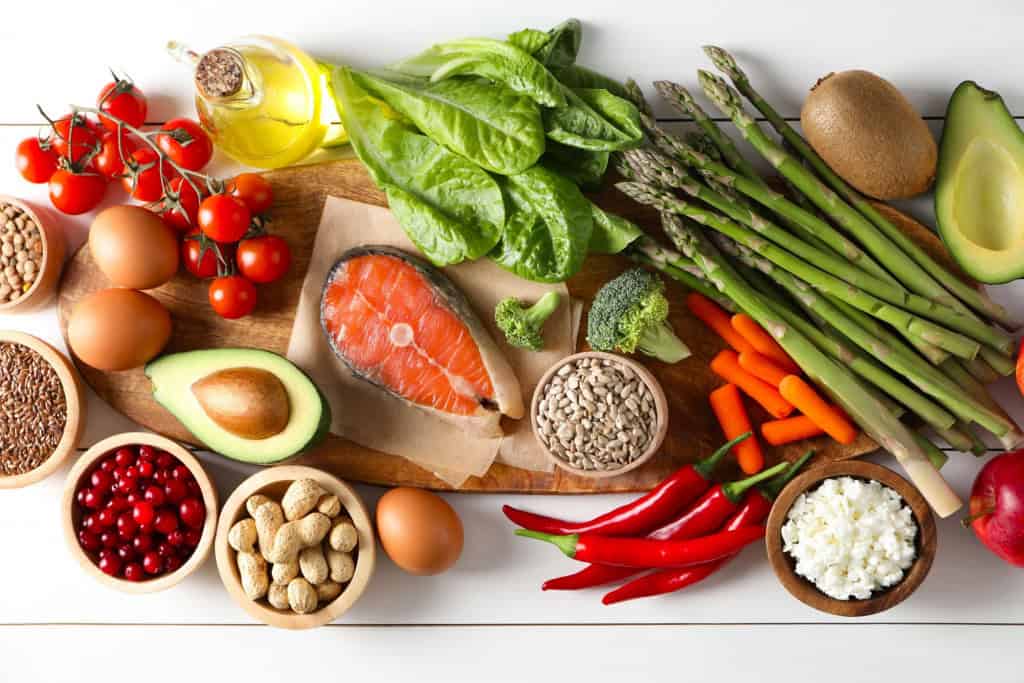 Jantar tarde da noite, pouco antes de dormir, pode prejudicar a saúde? O hábito de jantar tarde da noite, especialmente pouco antes de dormir, é bastante comum entre pessoas com rotinas intensas de trabalho, estudo e compromissos. Muitas vezes, as refeições acabam sendo adiadas para depois das 21h. Mas será que esse costume pode prejudicar a saúde? comida saudavel